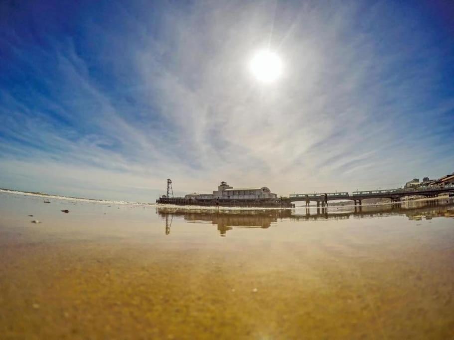 Bournecoast - Stylish Flat With Balcony - Sea Glimpses - 10 Min Walk To Beach - Parking - Wifi - Fm8405 Борнмут Экстерьер фото