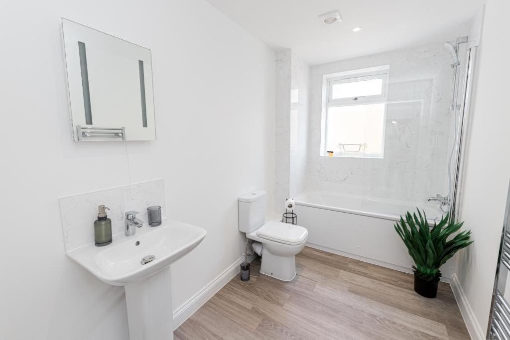 Bournecoast - Stylish Flat With Balcony - Sea Glimpses - 10 Min Walk To Beach - Parking - Wifi - Fm8405 Борнмут Экстерьер фото