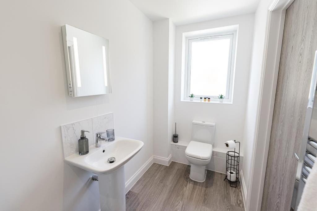 Bournecoast - Stylish Flat With Balcony - Sea Glimpses - 10 Min Walk To Beach - Parking - Wifi - Fm8405 Борнмут Экстерьер фото