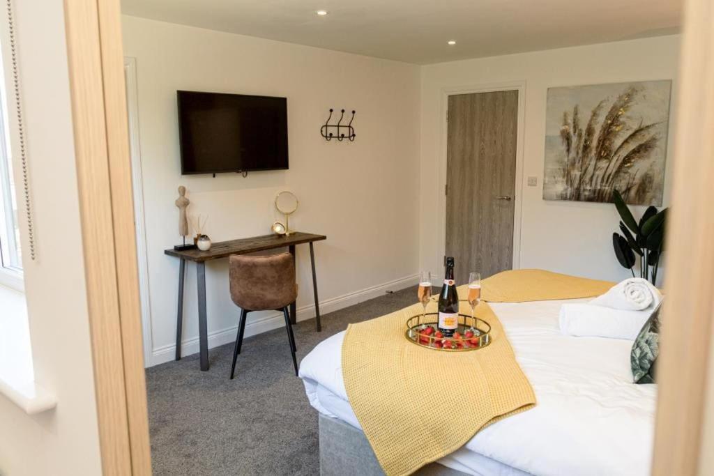 Bournecoast - Stylish Flat With Balcony - Sea Glimpses - 10 Min Walk To Beach - Parking - Wifi - Fm8405 Борнмут Экстерьер фото