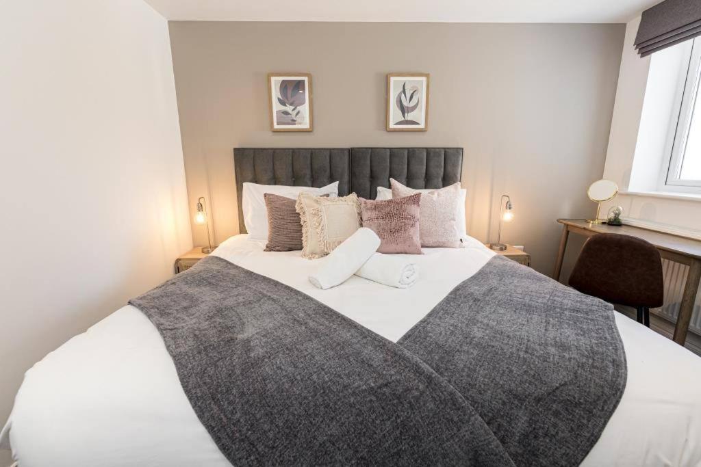 Bournecoast - Stylish Flat With Balcony - Sea Glimpses - 10 Min Walk To Beach - Parking - Wifi - Fm8405 Борнмут Экстерьер фото