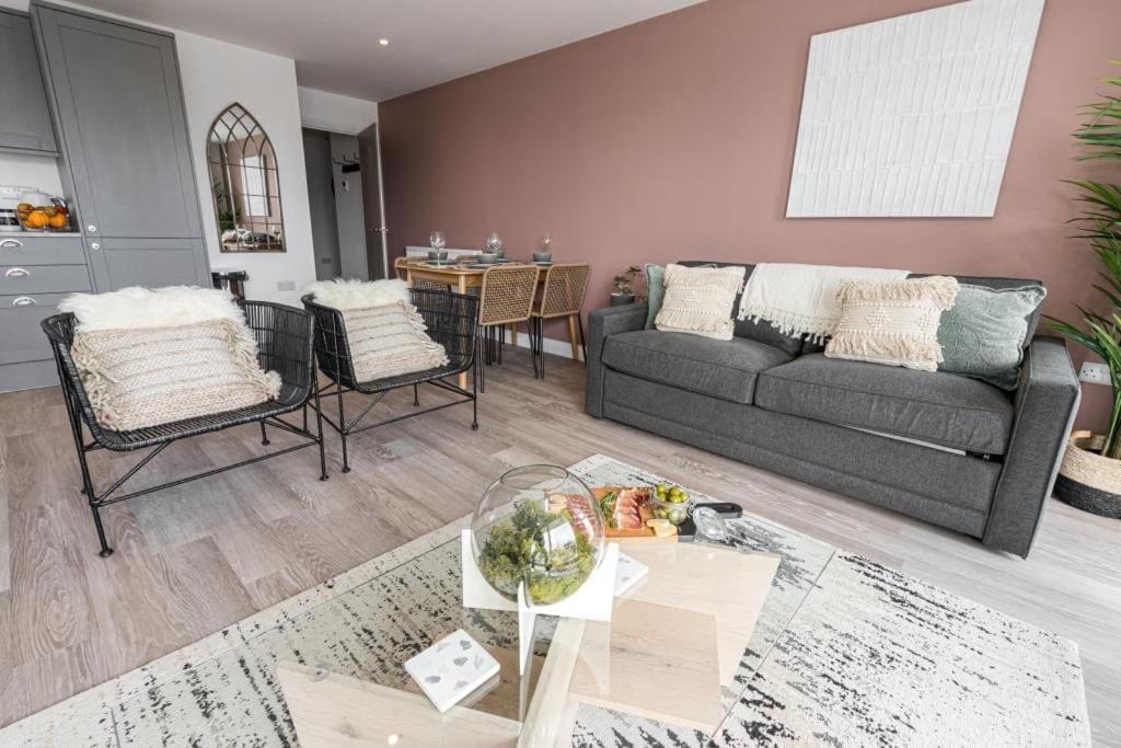 Bournecoast - Stylish Flat With Balcony - Sea Glimpses - 10 Min Walk To Beach - Parking - Wifi - Fm8405 Борнмут Экстерьер фото