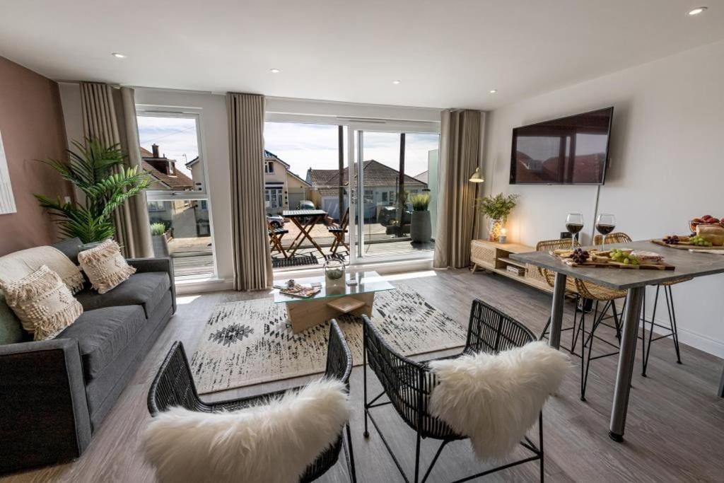 Bournecoast - Stylish Flat With Balcony - Sea Glimpses - 10 Min Walk To Beach - Parking - Wifi - Fm8405 Борнмут Экстерьер фото