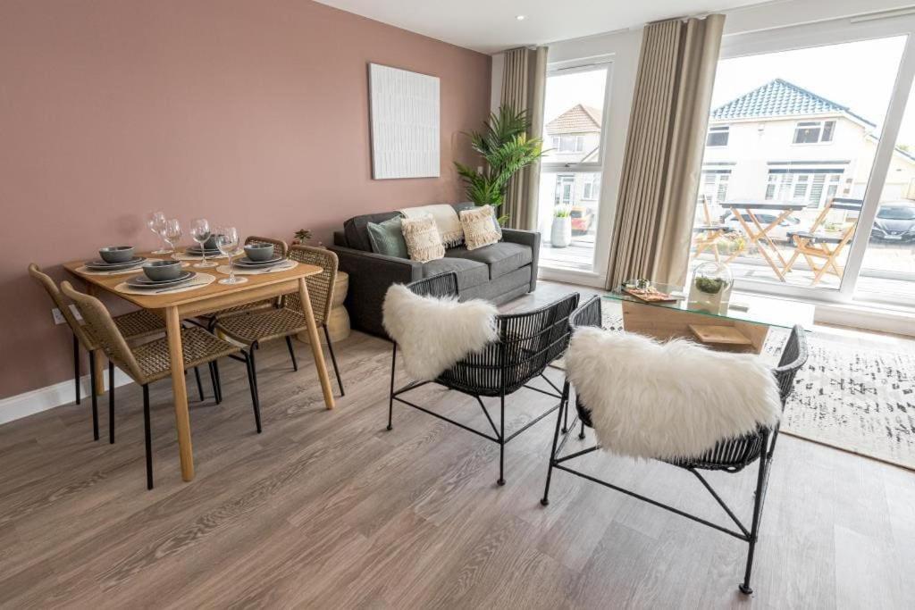 Bournecoast - Stylish Flat With Balcony - Sea Glimpses - 10 Min Walk To Beach - Parking - Wifi - Fm8405 Борнмут Экстерьер фото