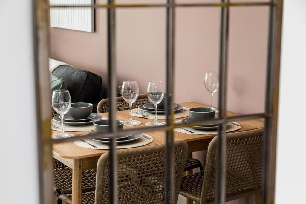 Bournecoast - Stylish Flat With Balcony - Sea Glimpses - 10 Min Walk To Beach - Parking - Wifi - Fm8405 Борнмут Экстерьер фото