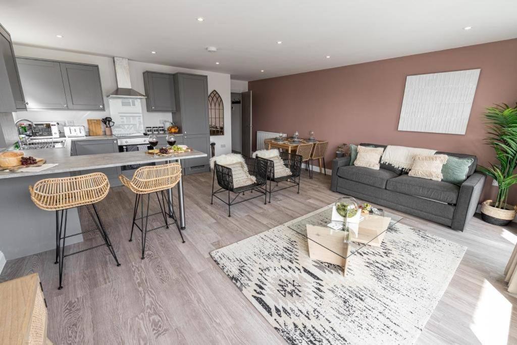 Bournecoast - Stylish Flat With Balcony - Sea Glimpses - 10 Min Walk To Beach - Parking - Wifi - Fm8405 Борнмут Экстерьер фото